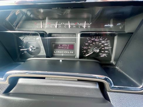 Used 2011 Lincoln Navigator L 4WD image 12