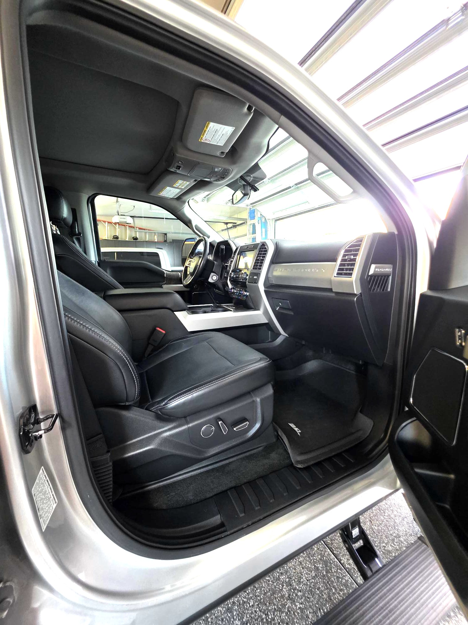 Used 2017 Ford F350 Lariat w/ Lariat Value Package AWD/4WD image 5