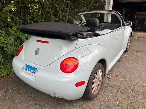 Used 2005 Volkswagen Beetle GLS FWD image 4