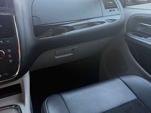 Used 2019 Dodge Grand Caravan SXT image 19