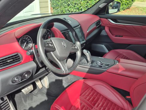 Used 2022 Maserati Levante Trofeo image 10