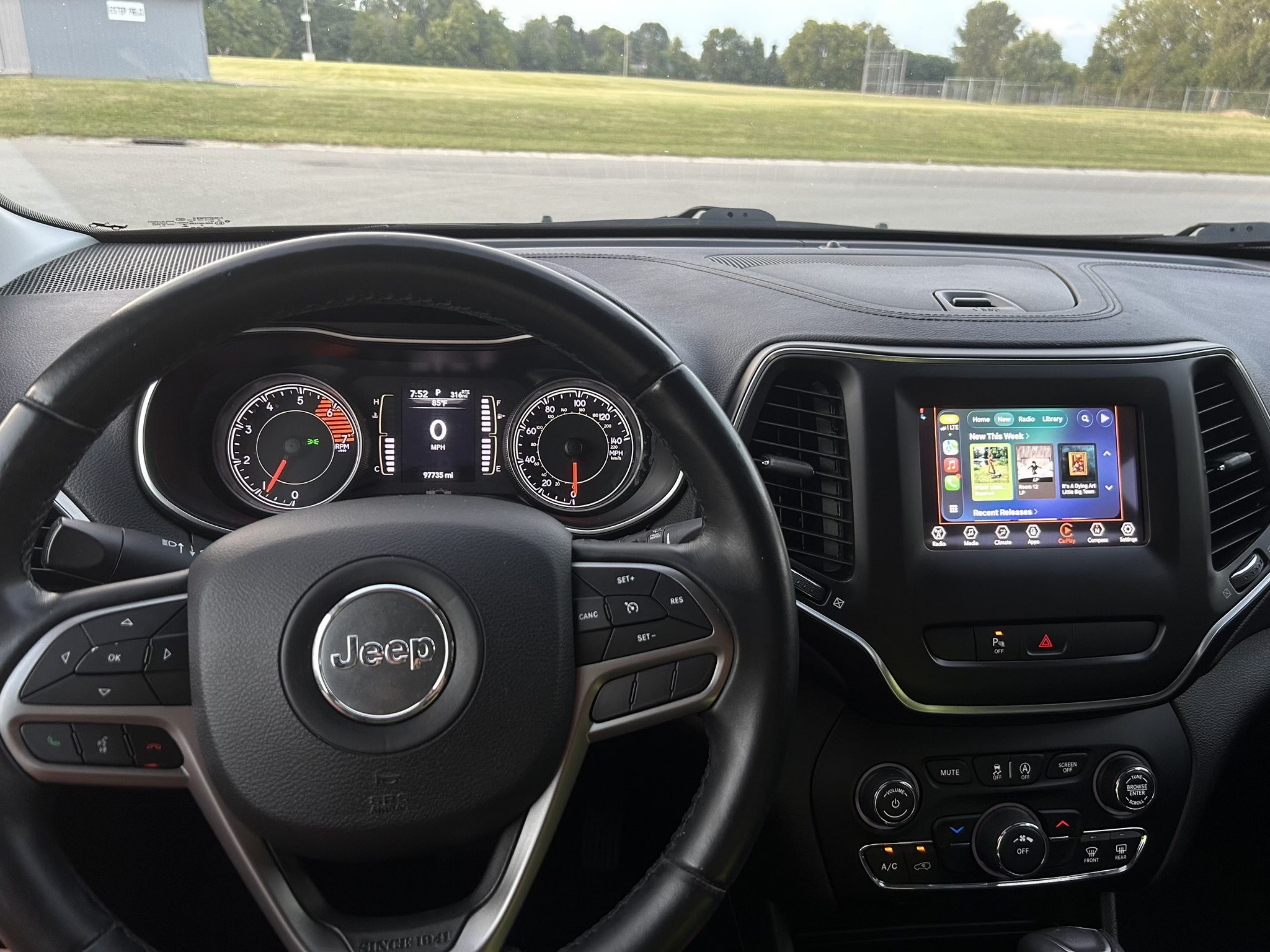 Used 2019 Jeep Cherokee Latitude Plus FWD image 6