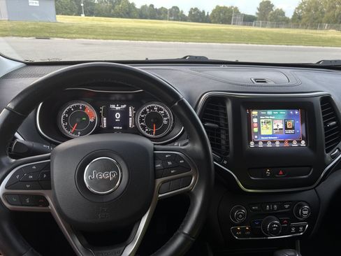 Used 2019 Jeep Cherokee Latitude Plus FWD image 6