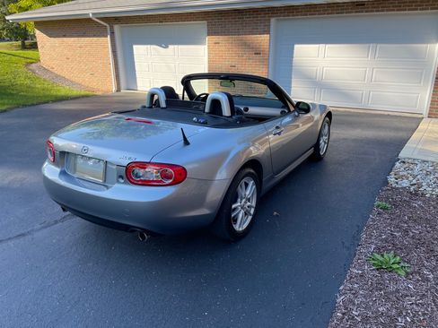 Used 2010 MAZDA MX-5 Miata Sport w/ Convenience Pkg RWD image 6