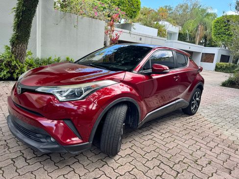 Used 2018 Toyota C-HR XLE image 1