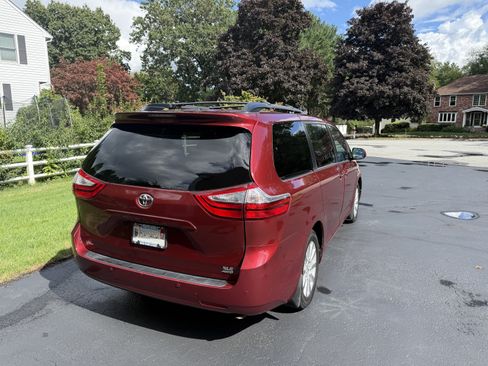 Used 2017 Toyota Sienna XLE Premium w/ Outdoor Package AWD/4WD image 5