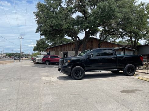 Used 2018 Nissan Titan SV w/ SV Convenience Package image 4