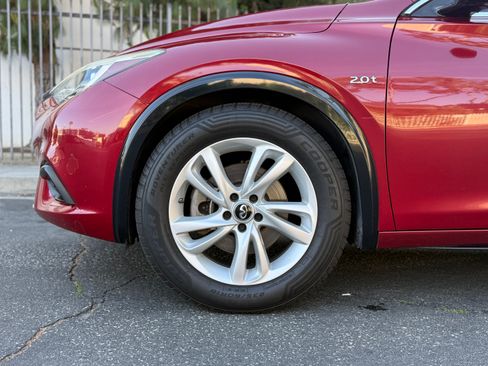 Used 2018 INFINITI QX30 image 4