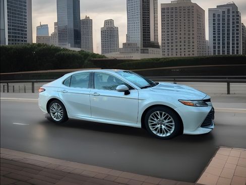 Used 2020 Toyota Camry XLE image 8