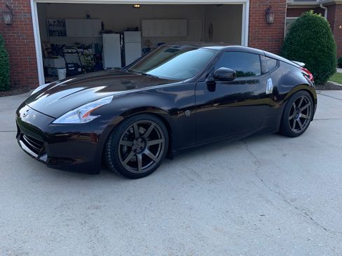 Used 2011 Nissan 370Z Touring w/ Sport Pkg image 2