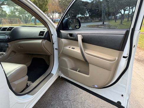 Used 2010 Toyota Highlander SE image 20
