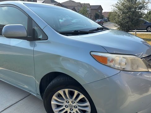 Used 2016 Toyota Sienna XLE image 16