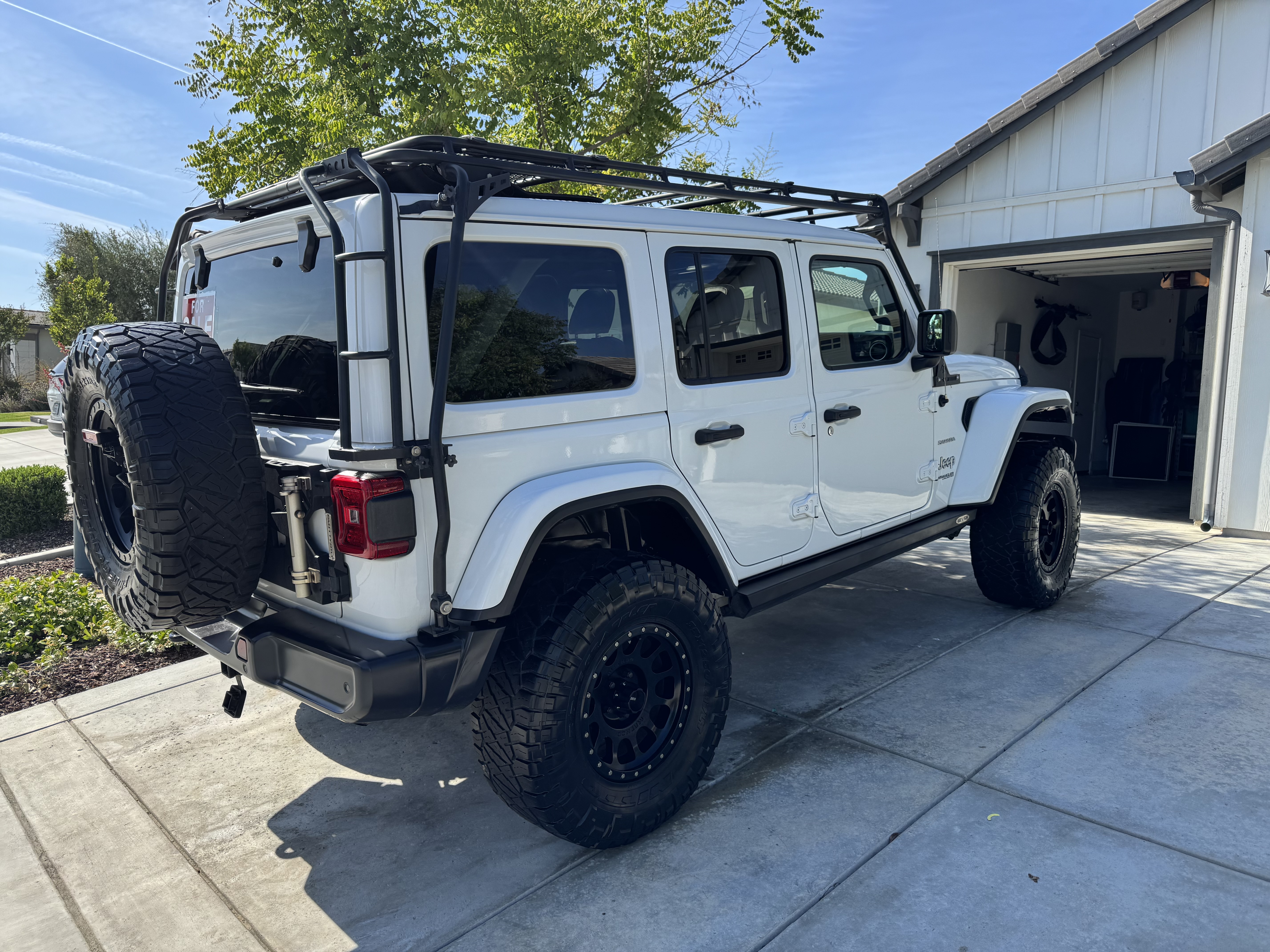 Used 2020 Jeep Wrangler Unlimited Sahara w/ LED Lighting Group AWD/4WD image 4