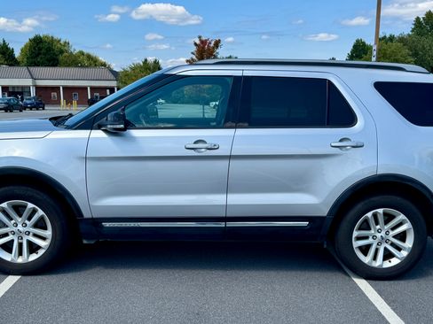 Used 2016 Ford Explorer XLT w/ Equipment Group 202A image 5