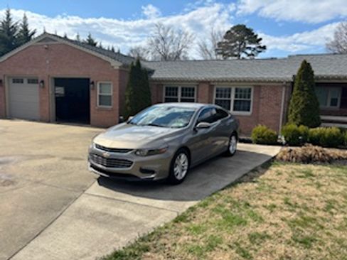Used 2018 Chevrolet Malibu LT w/ Leather Package image 2