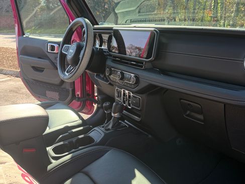 Used 2024 Jeep Wrangler Unlimited Sahara w/ Safety Group image 10