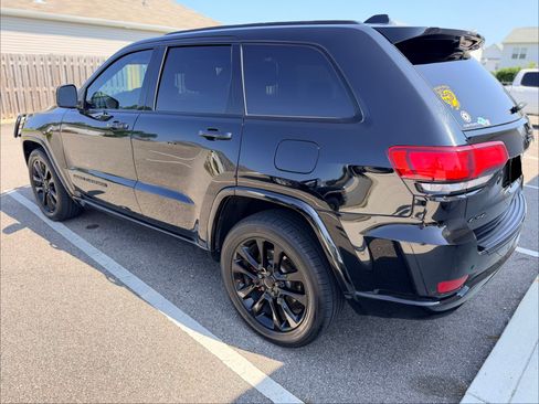 Used 2018 Jeep Grand Cherokee Altitude AWD/4WD image 8