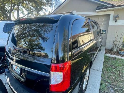 Used 2012 Chrysler Town & Country Limited image 27