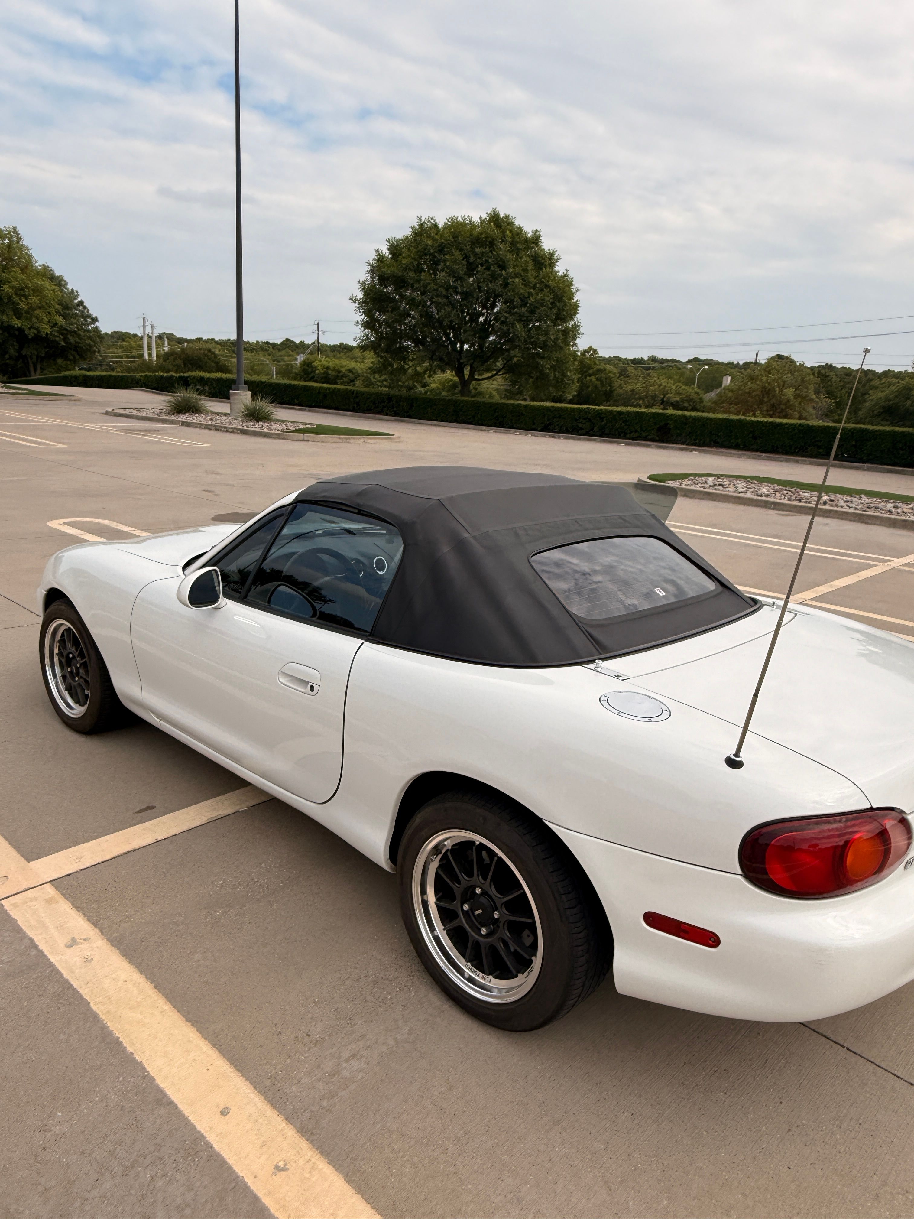 Used 2000 MAZDA MX-5 Miata RWD image 2