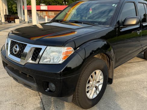 Used 2020 Nissan Frontier SV RWD image 2