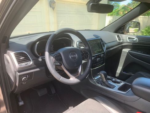 Used 2019 Jeep Grand Cherokee Laredo w/ Laredo X Package image 11