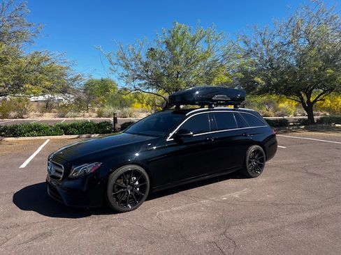 Used 2017 Mercedes-Benz E 400 E 400 4MATIC Wagon 4D image 1