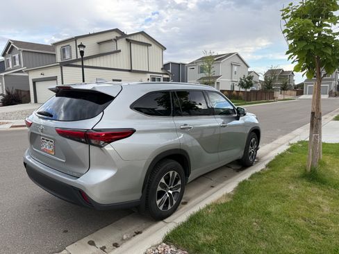 Used 2020 Toyota Highlander XLE AWD/4WD image 7