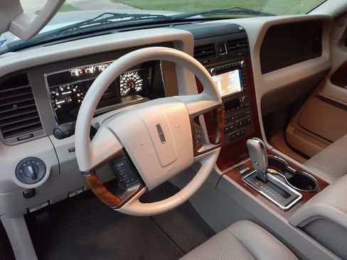 Used 2013 Lincoln Navigator 4WD w/ HD Trailer Tow Pkg image 21