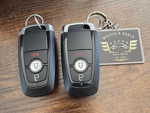 Used 2021 Ford Escape SE image 2