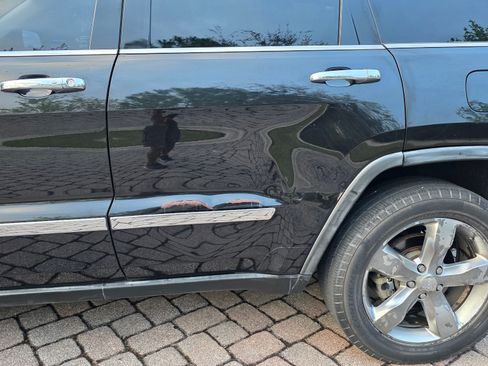 Used 2011 Jeep Grand Cherokee Limited w/ Luxury Group II image 2