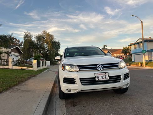 Used 2014 Volkswagen Touareg Sport image 19