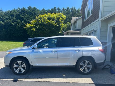 Used 2011 Toyota Highlander Limited w/ Preferred Accessory Pkg AWD/4WD image 2