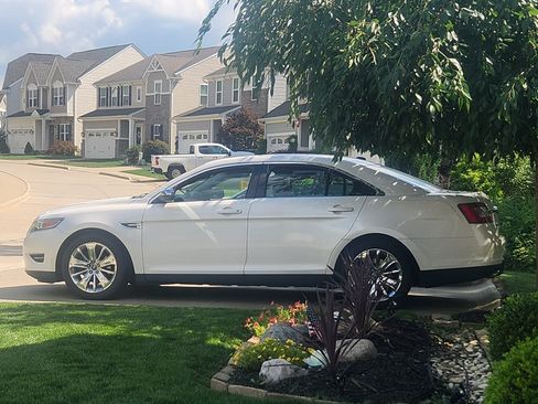 Used 2012 Ford Taurus Limited FWD image 1