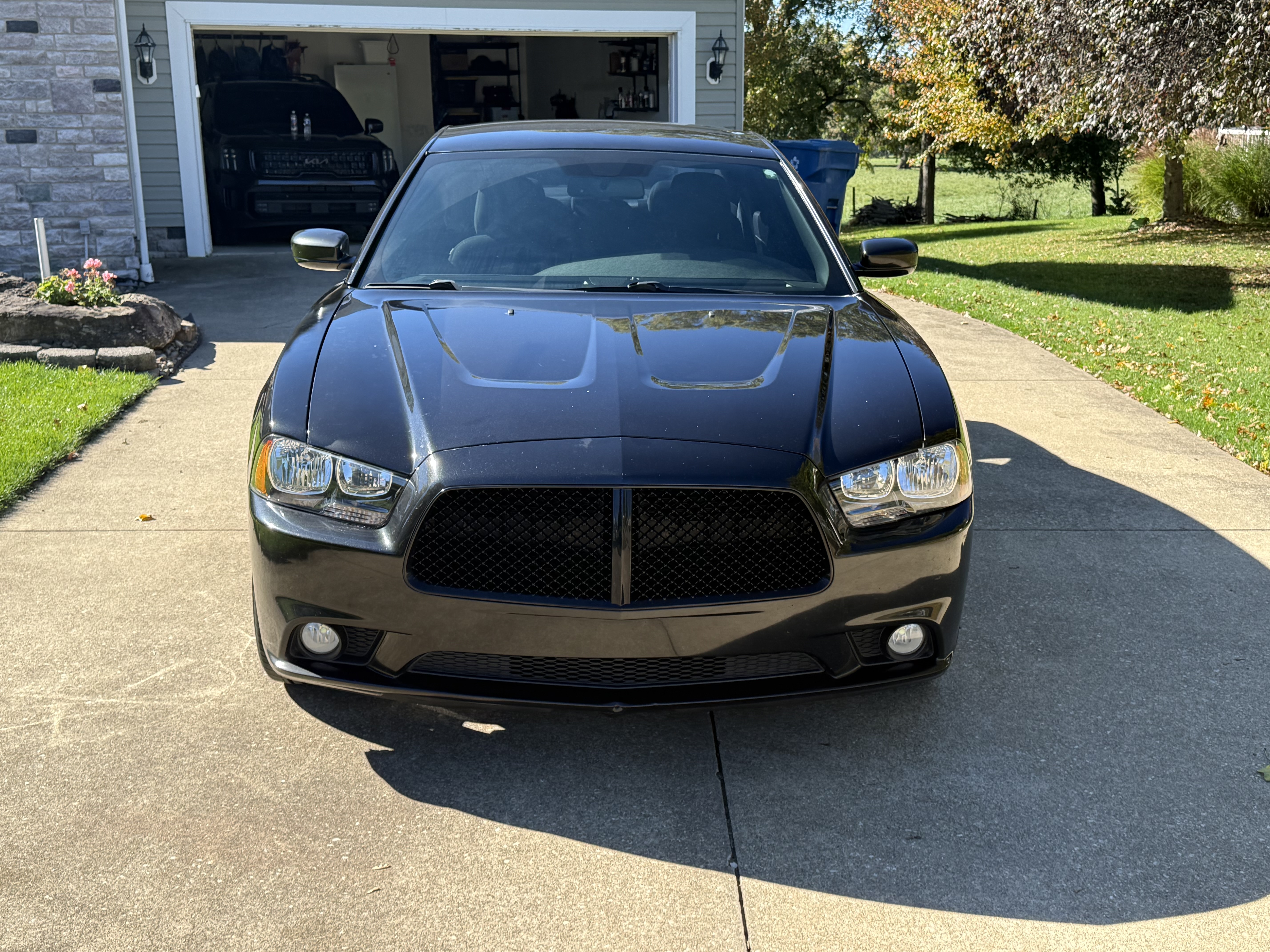 Used 2011 Dodge Charger SE RWD image 1