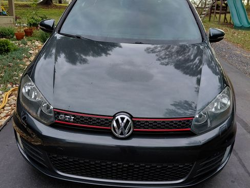 Used 2011 Volkswagen Golf 2-Door image 2