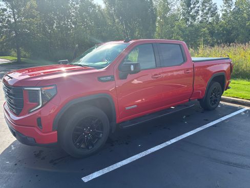 Used 2022 GMC Sierra 1500 Elevation w/ Elevation Premium Package AWD/4WD image 2