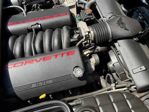 Used 2000 Chevrolet Corvette Convertible w/ Performance Handling Pkg RWD image 11