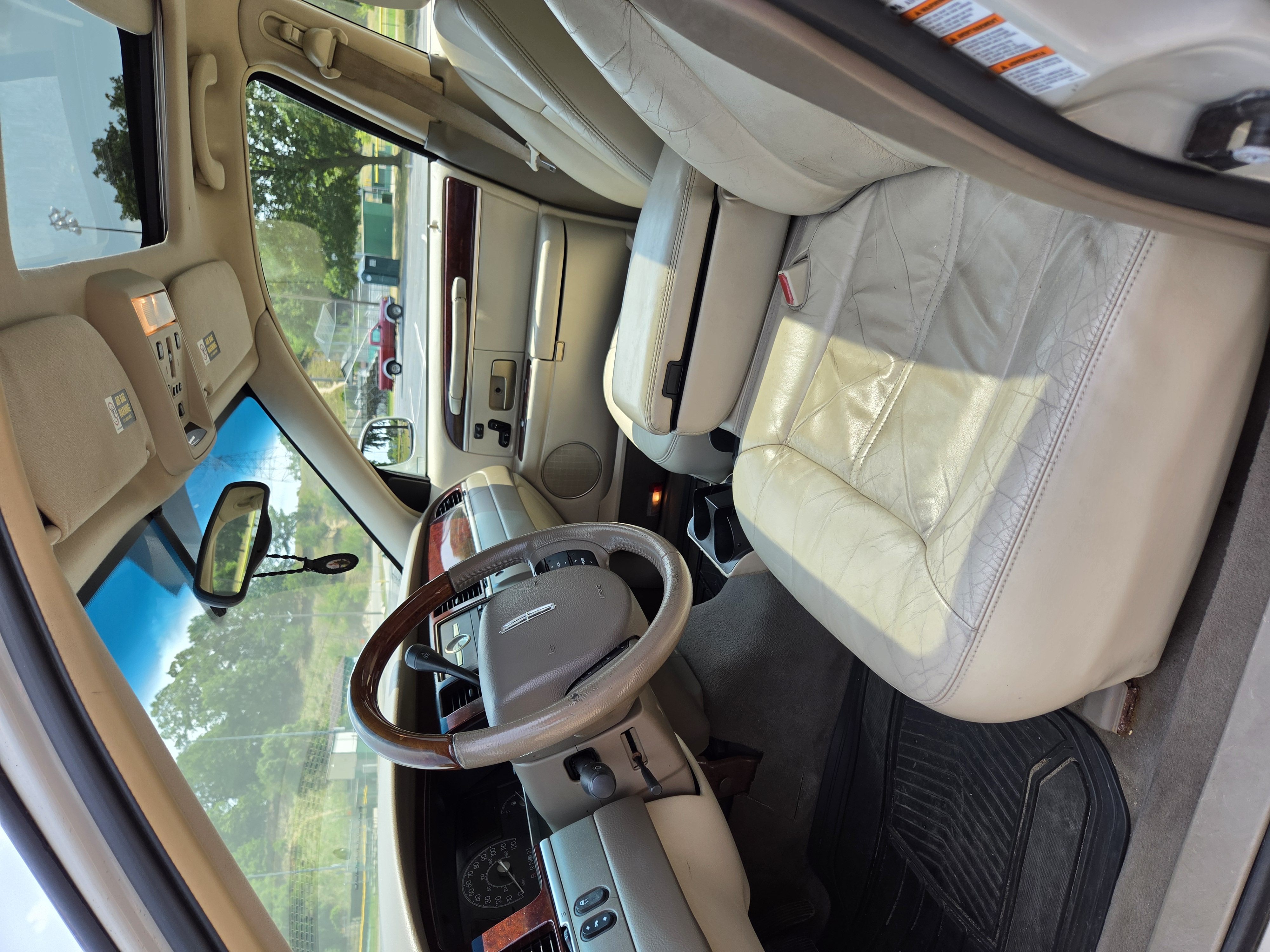 Used 2005 Lincoln Town Car Signature Limited RWD image 14
