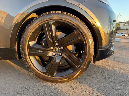 Used 2024 Land Rover Discovery Metropolitan Edition image 13