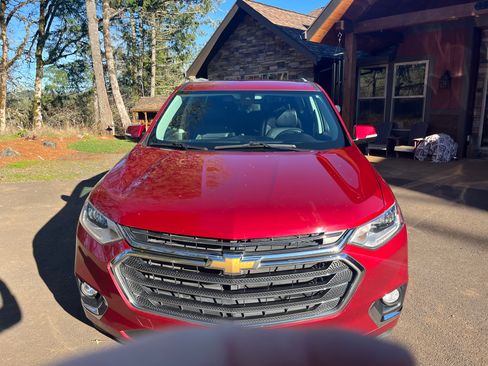 Used 2018 Chevrolet Traverse Premier image 2