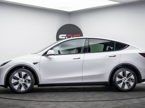 Used 2023 Tesla Model Y Long Range AWD/4WD image 1