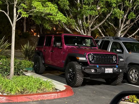 Used 2024 Jeep Wrangler Unlimited image 2