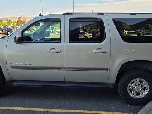 Used 2007 Chevrolet Suburban 2500 LT w/ LT Preferred Equipment Group image 2