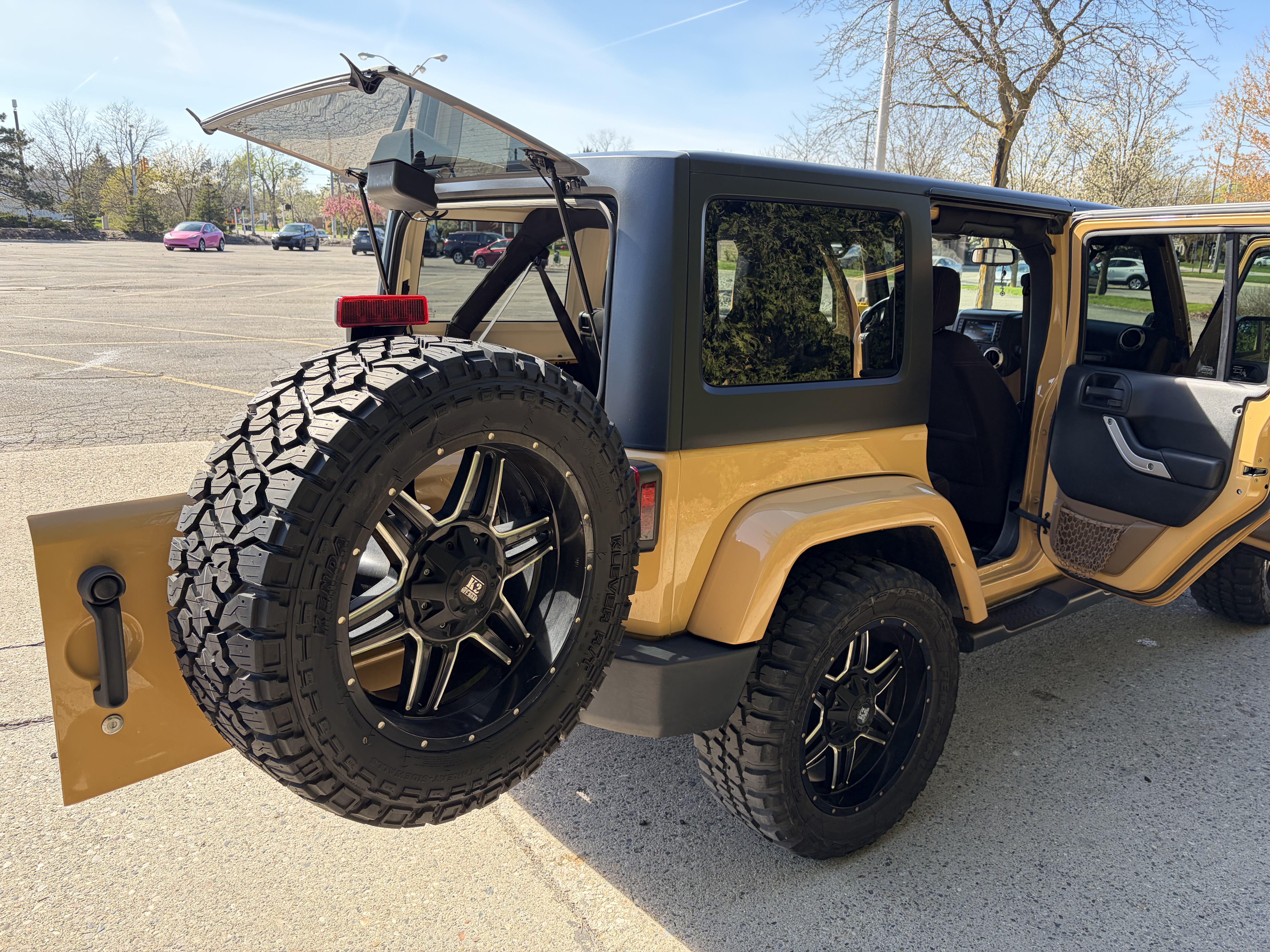 Used 2013 Jeep Wrangler Unlimited Sahara w/ Connectivity Group AWD/4WD image 13