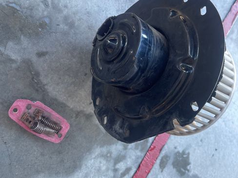 Used 1999 Ford E-150 and Econoline 150 image 22