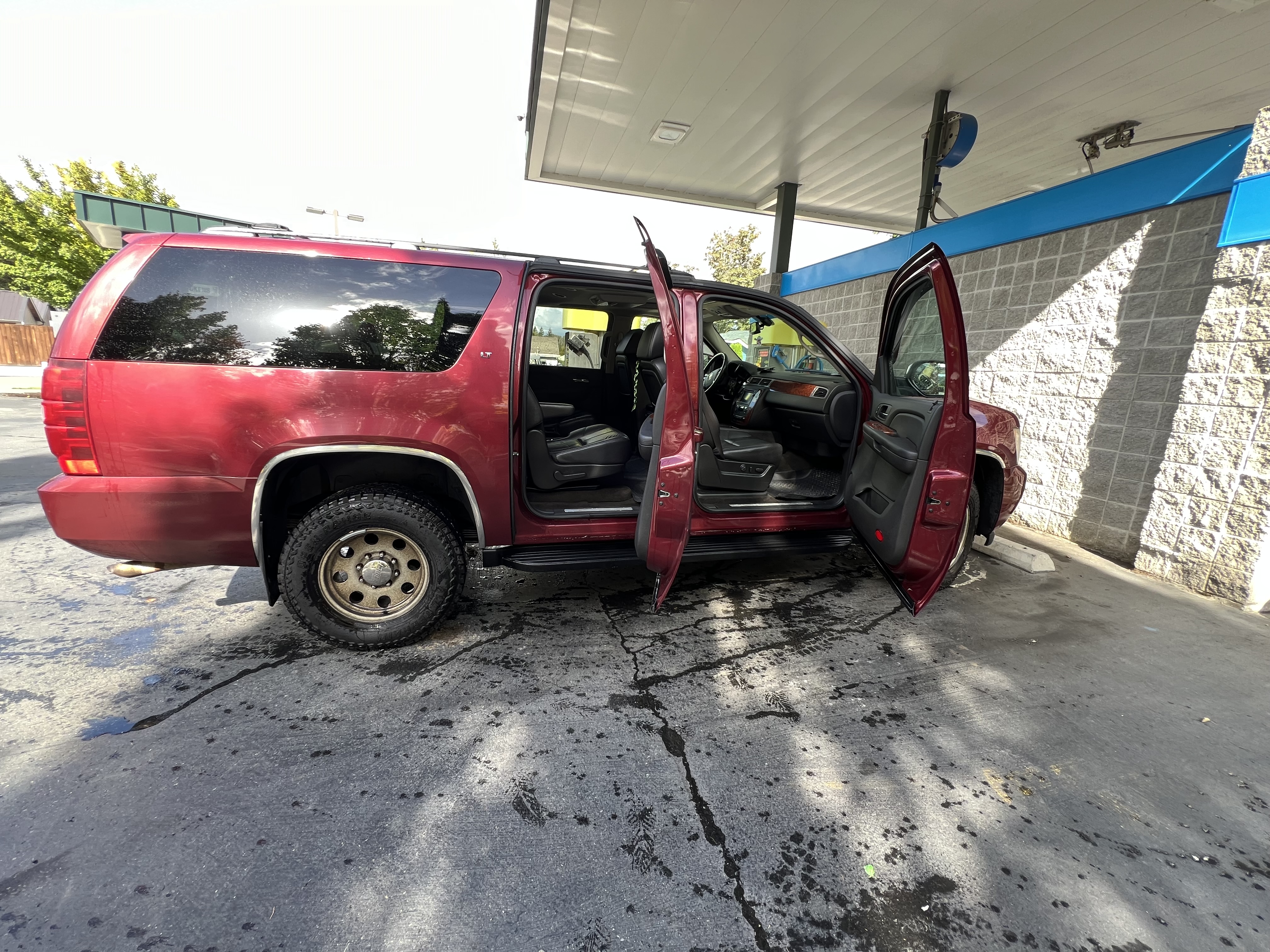 Used 2008 Chevrolet Suburban 2500 LT AWD/4WD image 4