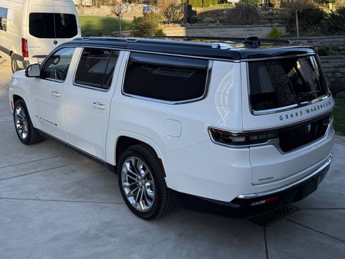 Used 2023 Jeep Grand Wagoneer L Series II w/ Premium Group II image 4