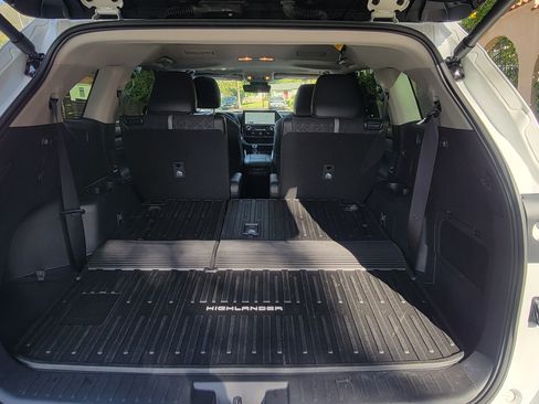 Used 2025 Toyota Highlander XLE image 10
