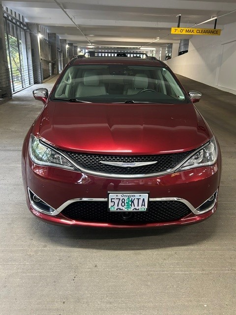 Used 2018 Chrysler Pacifica Limited w/ Tire & Wheel Group FWD image 2