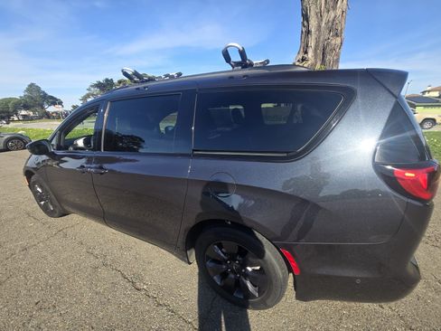 Used 2020 Chrysler Pacifica Limited w/ Advanced Safetytec Group image 2